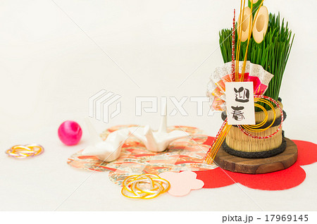 鶴と門松のお正月飾りの写真素材