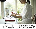 家事をする女性 17971179