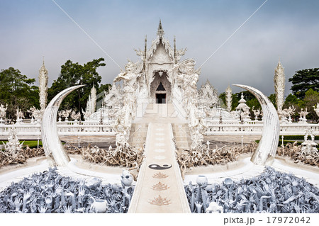 Wat Rong Khun 17972042