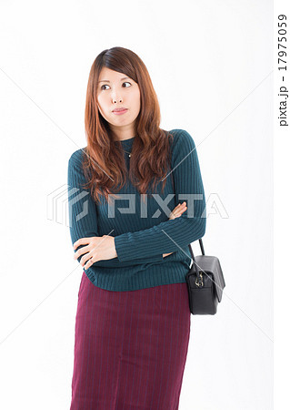 秋冬の衣装を着たお洒落な女性 秋冬の衣装を着たお洒落な女性 17975059