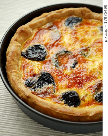 塩豚とプルーンのキッシュ　焼き上がり 17975499