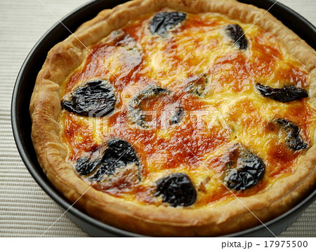 塩豚とプルーンのキッシュ　焼き上がり（横位置） 17975500