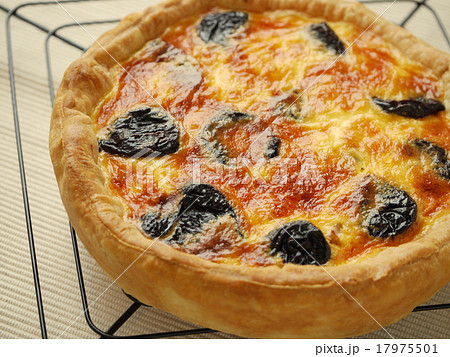 塩豚とプルーンのキッシュ　　粗熱取り（横位置） 17975501