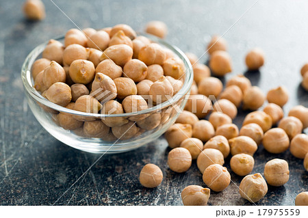 uncooked chickpeas in bowl 17975559