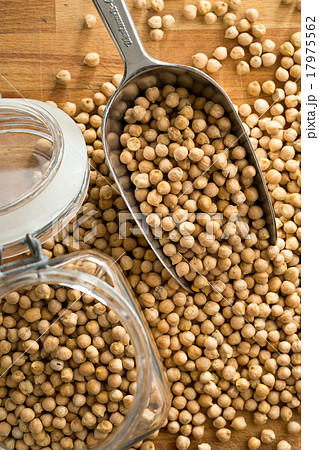 uncooked chickpeas in scoop 17975562