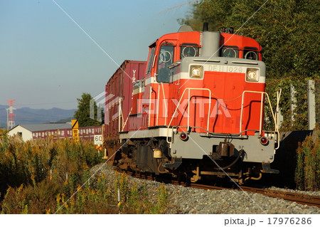 S字カーブを行く石巻線貨物列車 S字カーブを行く石巻線貨物列車 17976286