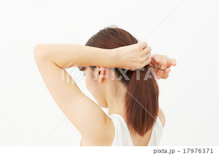 髪を結ぶ女性 髪を結ぶ女性 17976371