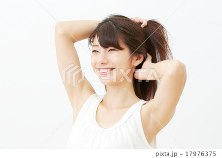 髪をかきあげる女性 17976375