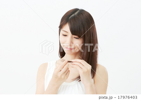 毛先をチェックする女性 17976403