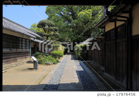 愛媛県新居浜市、住友グループの基礎を確立した広瀬宰平の旧宅=「廣瀬記念邸」の玄関アプローチ 17976456