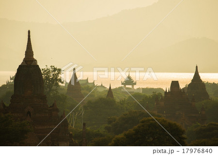 バガンのサンセット 17976840