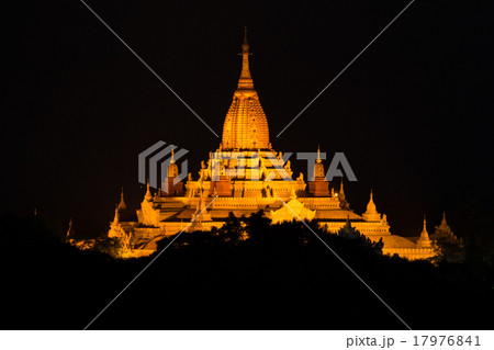 バガンの寺院のライトアップ 17976841