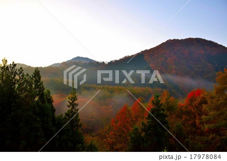 湯西川の夜明け 17978084