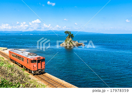 富山県 氷見線と雨晴海岸 女岩の写真素材 17978359 Pixta