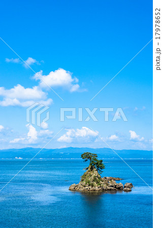 【富山県】雨晴海岸・女岩 【富山県】雨晴海岸・女岩 17978652