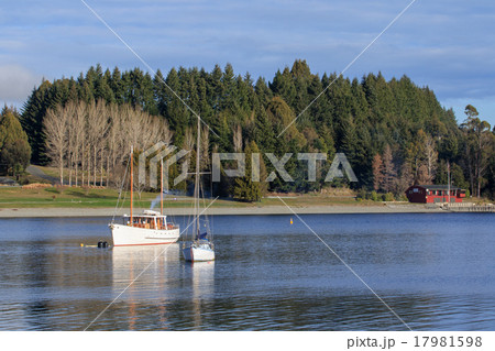 lake te anau fiord land national park lake te anau fiord land national park 17981598