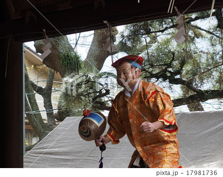 年の始めに奉納される初神楽の小槌を持った舞 年の始めに奉納される初神楽の小槌を持った舞 17981736