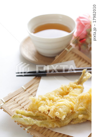 きす天ぷらとむぎ茶の写真素材
