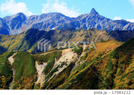 黄葉の山肌と槍ヶ岳 17983212