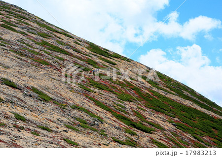 常念山脈・横通岳を行く登山者 17983213