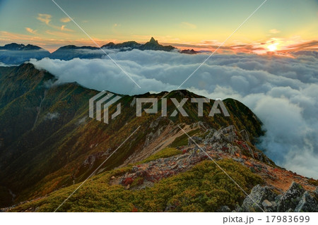 常念岳からの日没と槍ヶ岳・東鎌尾根 17983699