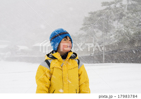 子供と雪景色の背景 17983784