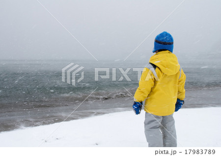 子供と雪景色（海辺）の背景 17983789
