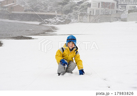 子供と雪景色(海辺)の背景 子供と雪景色(海辺)の背景 17983826