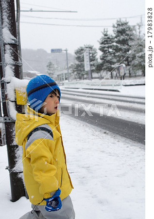 雪が積もる道路と子供 雪が積もる道路と子供 17983828