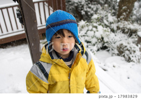 雪景色と子供 17983829