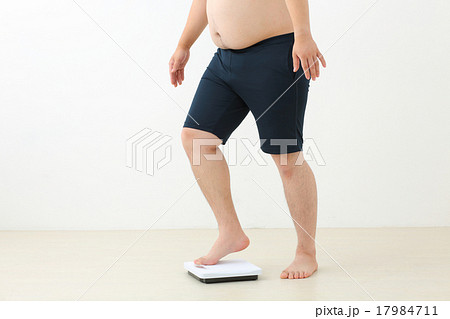 肥満男性　ダイエット 17984711