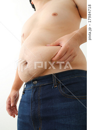 贅肉を摘む男性 17984718