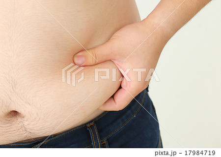 贅肉を摘む男性 贅肉を摘む男性 17984719