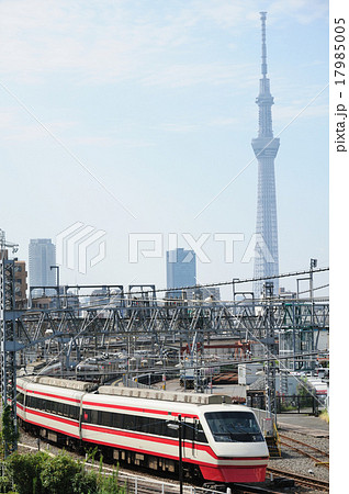 東京スカイツリーを背景に鐘ヶ淵を通過する東武鉄道りょうもう号 東京スカイツリーを背景に鐘ヶ淵を通過する東武鉄道りょうもう号 17985005
