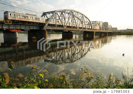 夕焼けの堀切橋の鉄橋を渡る京成電車 17985303