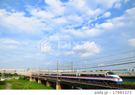秋空の下荒川放水路にかかる堀切橋を渡って来る京成シティライナー号 秋空の下荒川放水路にかかる堀切橋を渡って来る京成シティライナー号 17985323
