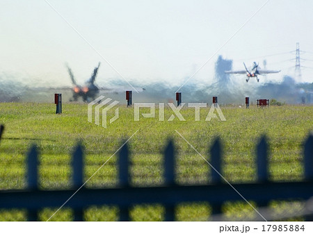 厚木基地と米軍機スーパーホーネットの離陸 17985884