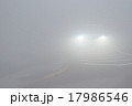 霧の中を走るクルマ 17986546