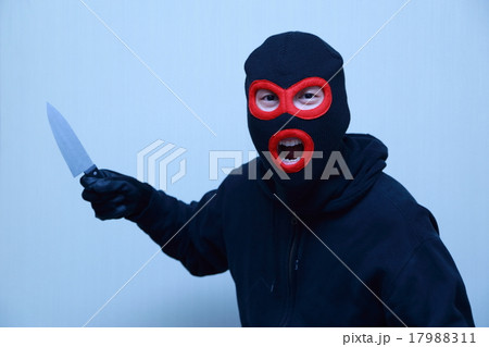 男性1人 (凶器 凶悪犯 泥棒 犯罪 違法 犯人 悪人 盗難 目出し帽 変装 容疑者 事件 犯罪者) 17988311