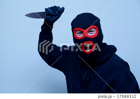 男性1人 (凶器 凶悪犯 泥棒 犯罪 違法 犯人 悪人 盗難 目出し帽 変装 容疑者 事件 犯罪者) 17988312