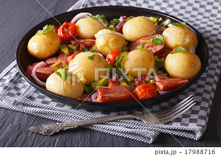 Appetizing new potatoes with fried bacon and herbs 17988716