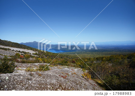 風不死岳中腹から望む支笏湖 17988983