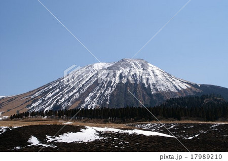 雪の阿蘇山の写真素材