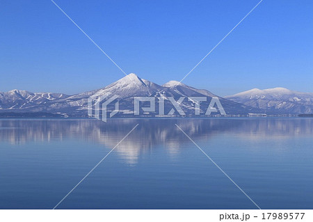 冬の磐梯山と猪苗代湖 17989577