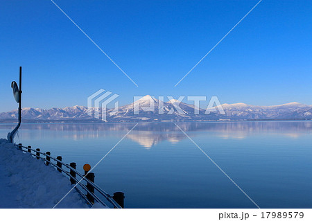 冬の磐梯山と猪苗代湖 17989579