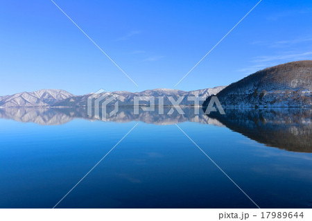 冬の猪苗代湖 17989644