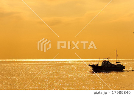 漁船のシルエットの写真素材