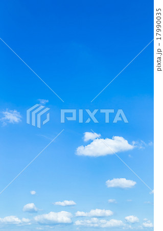 雲　積雲　雲片　青い空　一般的な空と雲　白い雲　秋の空　背景用素材　クラウド　青空　合成用背景 17990035
