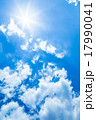 雲　積雲　雲片　青い空　一般的な空と雲　白い雲　秋の空　背景用素材　クラウド　青空　合成用背景 17990041