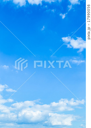雲　積雲　雲片　青い空　一般的な空と雲　白い雲　秋の空　背景用素材　クラウド　青空　合成用背景 17990056